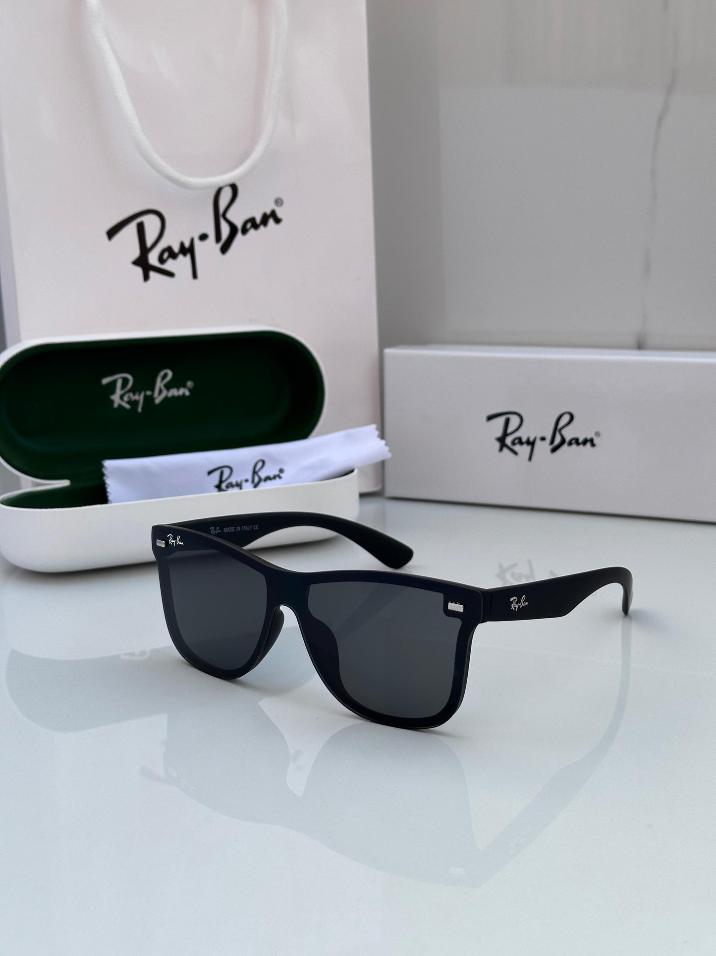 RB unisex Polaroid Black sunglasses 🕶️