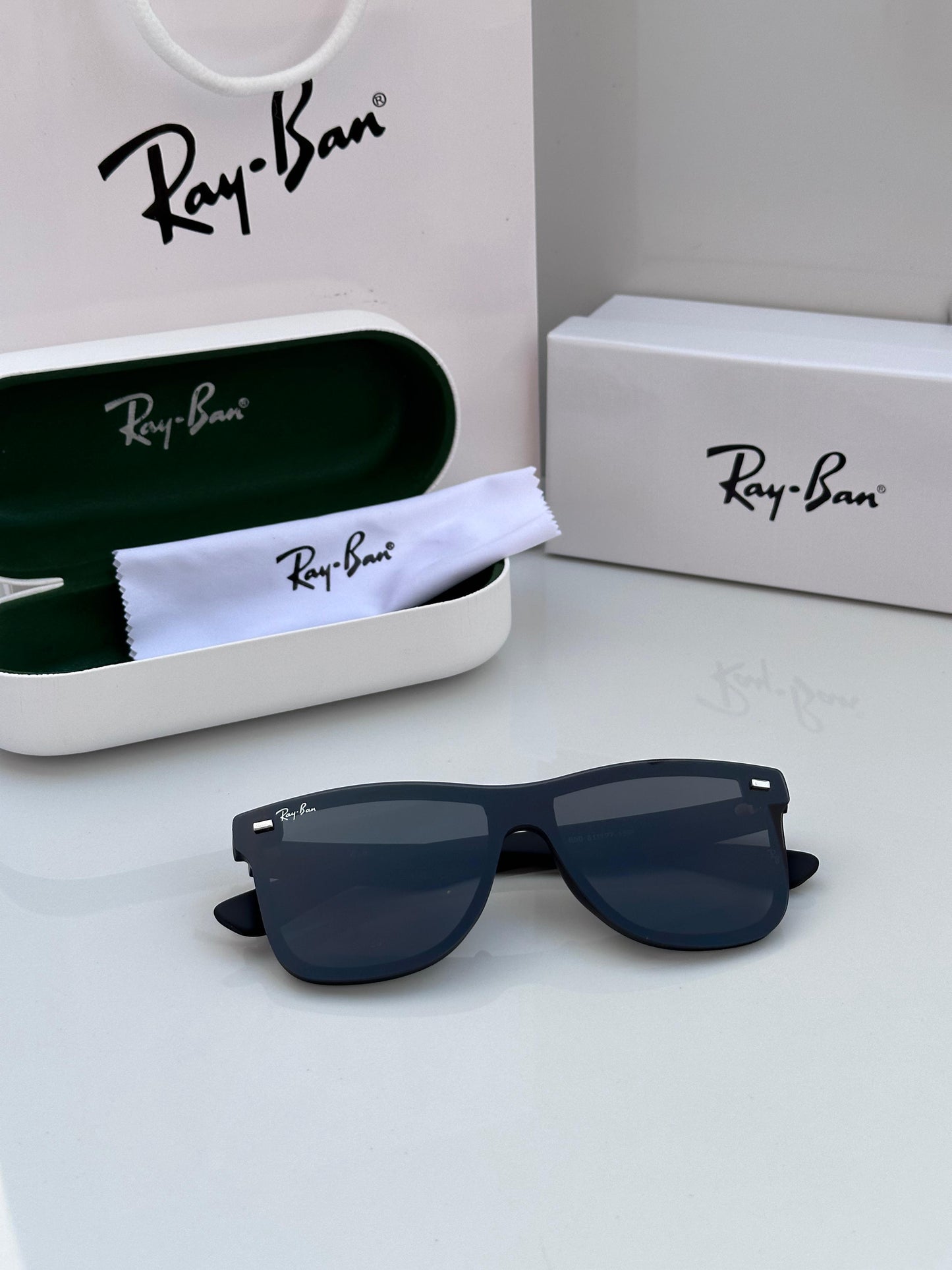 RB unisex Polaroid Black sunglasses 🕶️